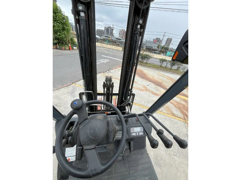 座式1.5噸-8FB15-三節貨櫃五米