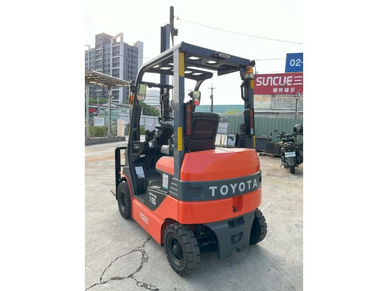 座式1.5噸-8FB15-貨櫃三米