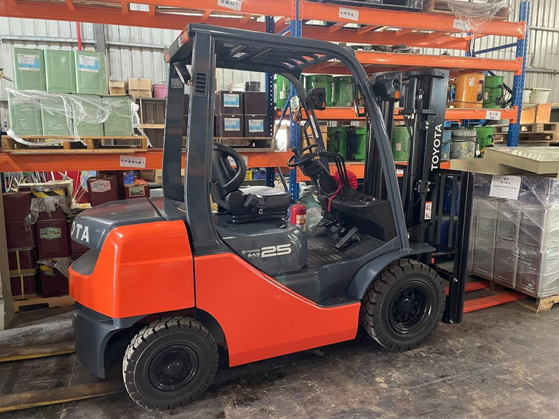 感謝「桃園某室內裝潢業」購買一台全新豐田８ＦＤ２５柴油堆高機